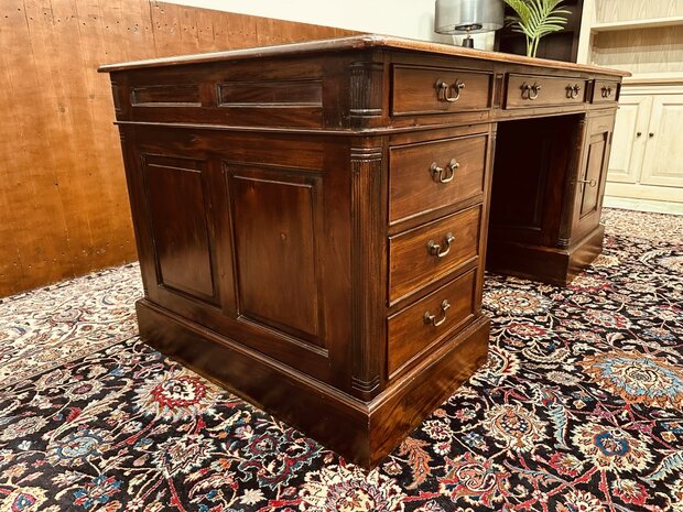 Klassiek-Engels-Antiek-Chesterfield-Desk-Bureau