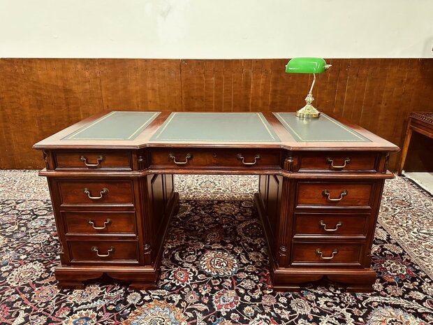 Klassiek-Engels-Antiek-Chesterfield-Desk-Bureau