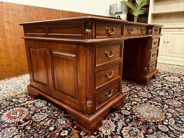 Klassiek-Engels-Antiek-Chesterfield-Desk-Bureau