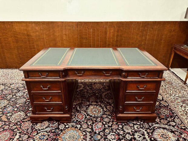 Klassiek-Engels-Antiek-Chesterfield-Desk-Bureau