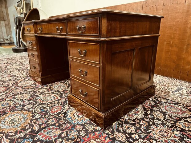 Klassiek-Engels-Antiek-Chesterfield-Bureau