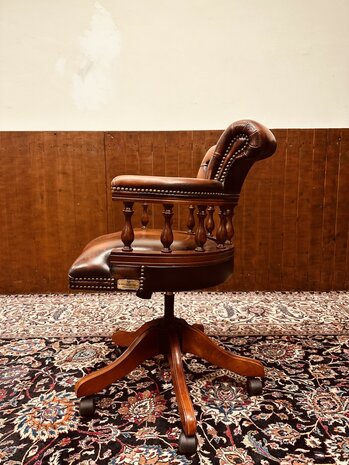 Klassiek-Antiek-Engels-Chesterfield-Captain-Chair-Bureaustoel