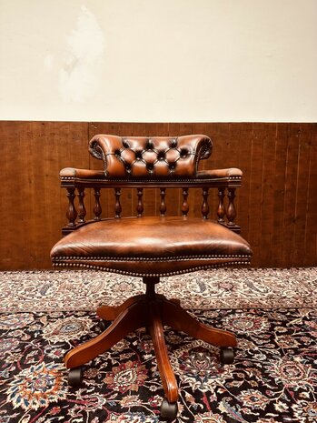 Klassiek-Antiek-Engels-Chesterfield-Captain-Chair-Bureaustoel