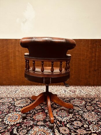 Klassiek-Antiek-Engels-Chesterfield-Captain-Chair-Bureaustoel