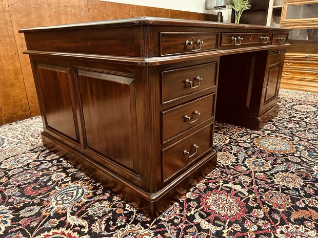 Klassiek-Engels-Antiek-Chesterfield-Bureau-Desk-Partnerdesk