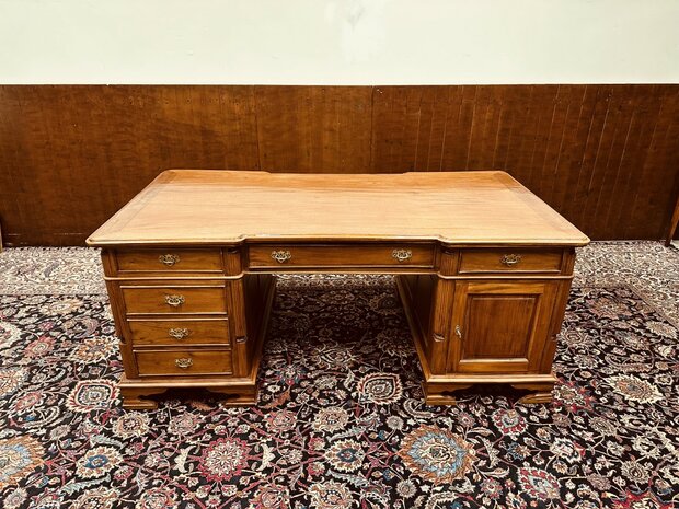 Klassiek-Engels-Antiek-Chesterfield-Bureau-Desk-Partnerdesk