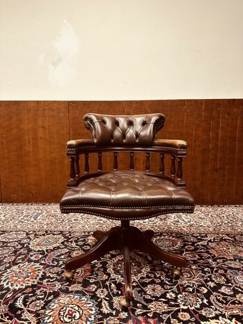 Klassiek-Engels-Chesterfield-Captain-Chair-Bureaustoel