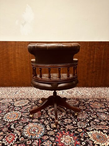 Klassiek-Engels-Chesterfield-Captain-Chair-Bureaustoel