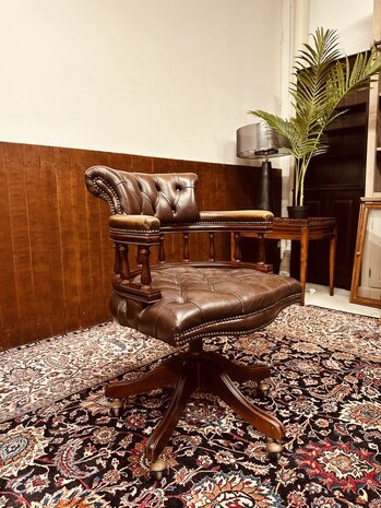 Klassiek-Engels-Chesterfield-Captain-Chair-Bureaustoel