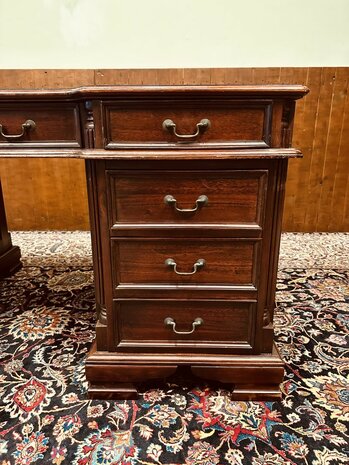 Klassiek-Engels-Antiek-Chesterfield-Bureau-Desk