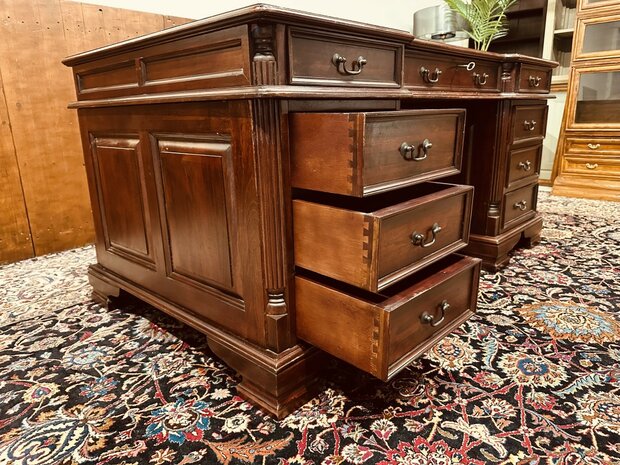 Klassiek-Engels-Antiek-Chesterfield-Bureau-Desk