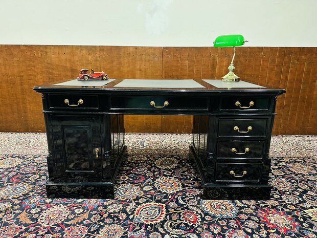 Klassiek-Engels-Antiek-Chesterfield-Bureau-Desk