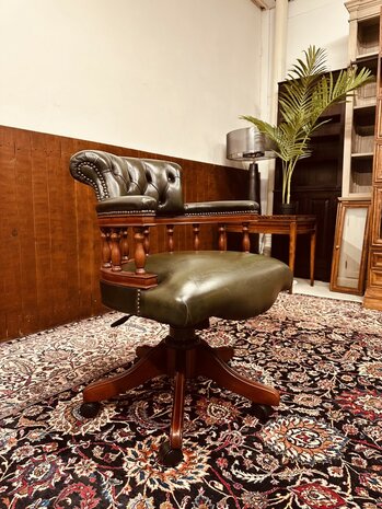 Klassiek-Engels-Antiek-Chesterfield-Bureaustoel-Captain-Chair