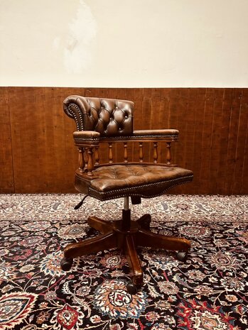 Klassiek-Engels-Antiek-Chesterfield-Bureaustoel-Captain-Chair