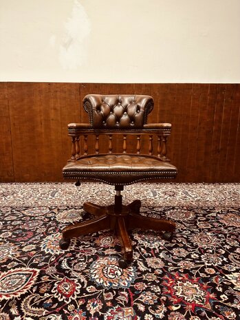 Klassiek-Engels-Antiek-Chesterfield-Bureaustoel-Captain-Chair