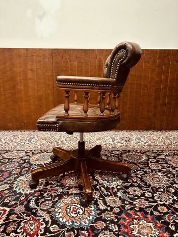 Klassiek-Engels-Antiek-Chesterfield-Bureaustoel-Captain-Chair