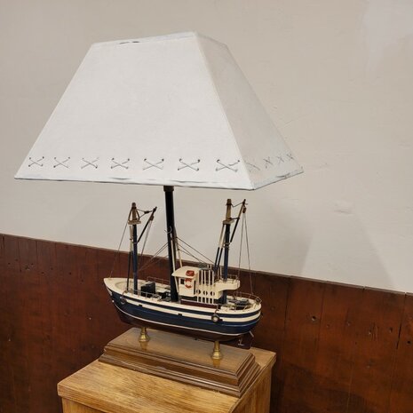 Klassieke-Engelse-tafellamp-van-een-houten-schaalmodel-van-een-boot-met-een-kap-schemerlamp-4