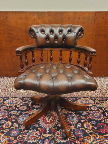 Engelse-Chesterfield-bureaustoel-captain-chair-van-leder-donkerbruin-5