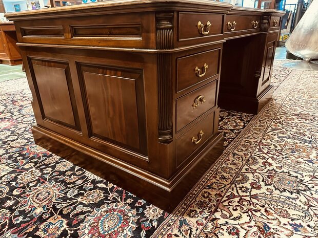 Klassiek-Engels-Antiek-Chesterfield-Bureau-Desk-Partnerdesk