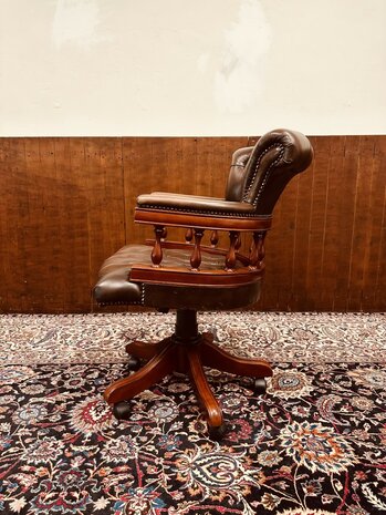 Bruine-Chesterfield-Captain-Chair-Bureaustoel