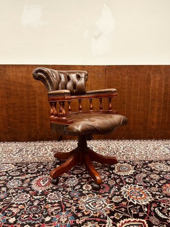 Bruine-Chesterfield-Captain-Chair-Bureaustoel