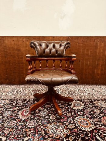 Bruine-Chesterfield-Captain-Chair-Bureaustoel