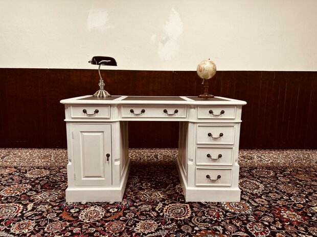 Klassiek-Engels-Wit-Bureau-Partnerdesk
