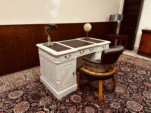Klassiek-Engels-Wit-Bureau-Partnerdesk