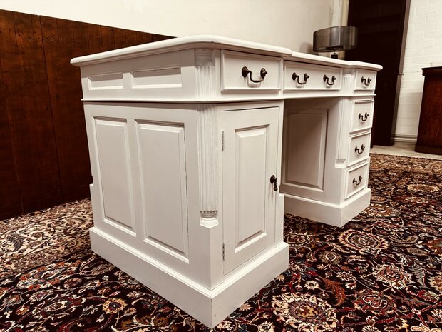 Klassiek-Engels-Wit-Bureau-Partnerdesk