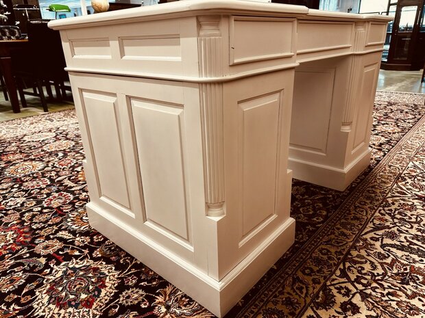 Klassiek-Engels-Wit-Bureau-Partnerdesk