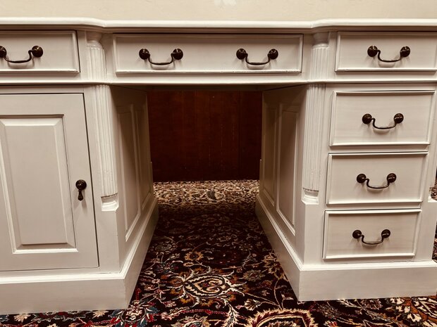 Klassiek-Engels-Wit-Bureau-Partnerdesk