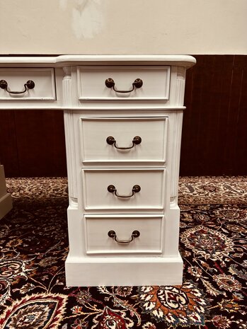 Klassiek-Engels-Wit-Bureau-Partnerdesk