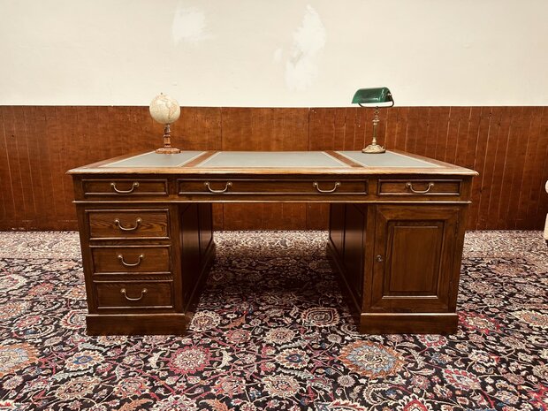 Groot-Engels-Chesterfield-Bureau-Partnerdesk