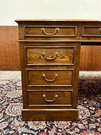Groot-Engels-Chesterfield-Bureau-Partnerdesk