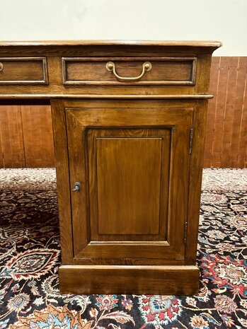 Groot-Engels-Chesterfield-Bureau-Partnerdesk