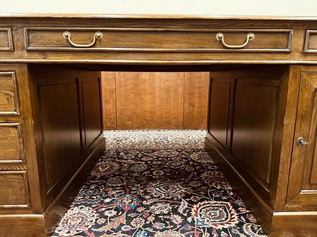 Groot-Engels-Chesterfield-Bureau-Partnerdesk