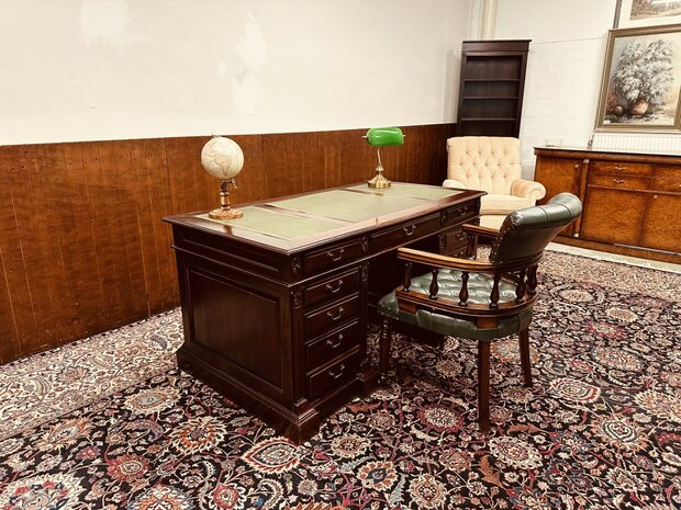 Engels-Chesterfield-Bureau