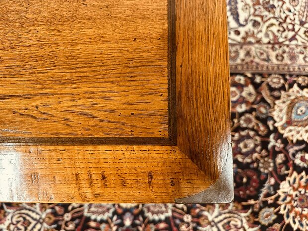 Engels-Eichholtz-Side-table