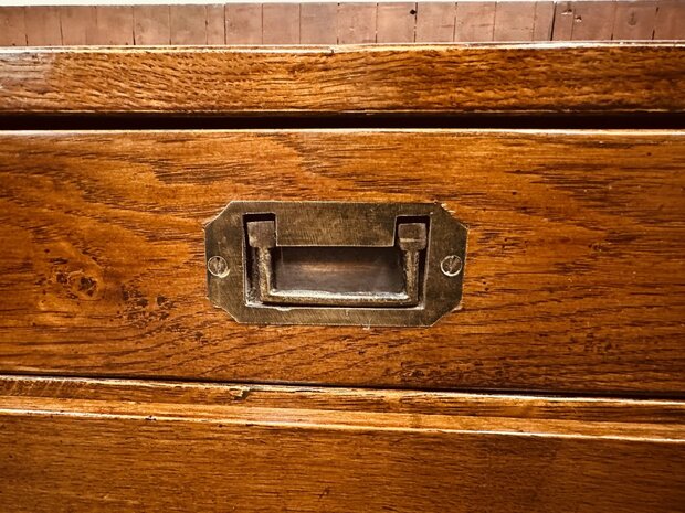 Engels-Eichholtz-Side-table-Dressoir