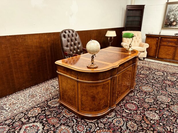 Klassiek-Italiaans-Wortelhout-Bureau-met-Achterschot