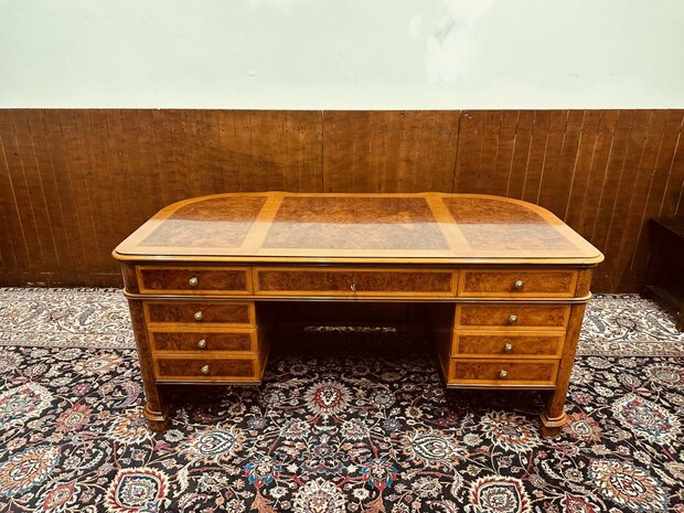 Klassiek-Italiaans-Wortelhout-Bureau-met-Achterschot