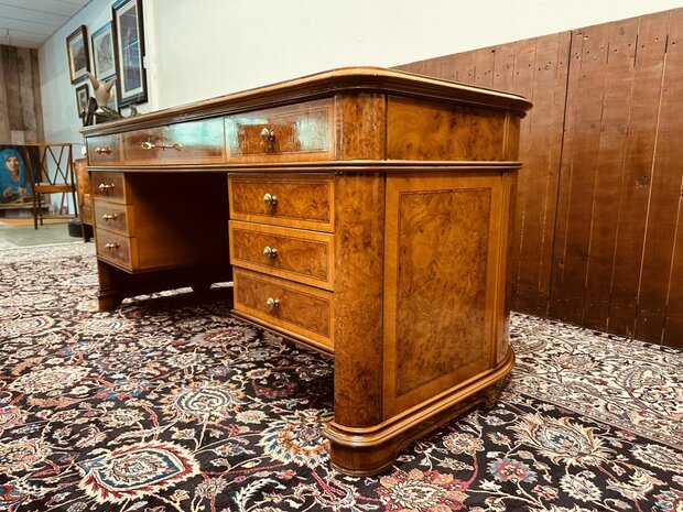 Klassiek-Italiaans-Wortelhout-Bureau-met-Achterschot