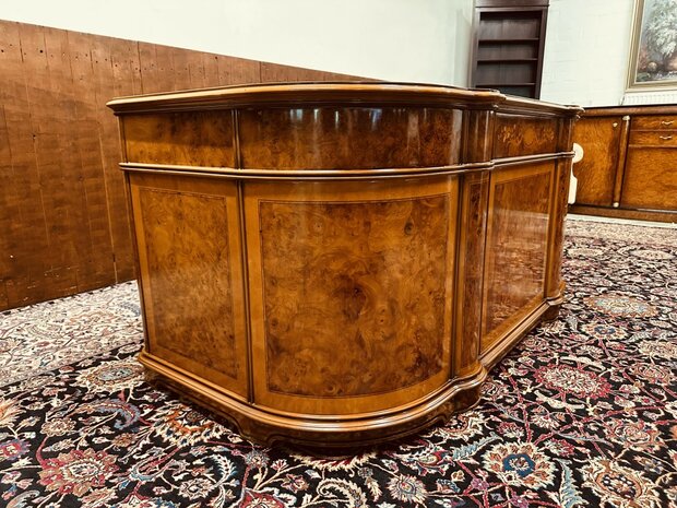 Klassiek-Italiaans-Wortelhout-Bureau-met-Achterschot