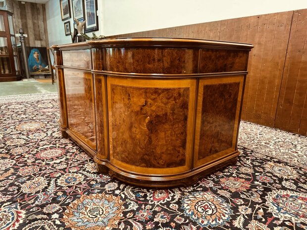 Klassiek-Italiaans-Wortelhout-Bureau-met-Achterschot