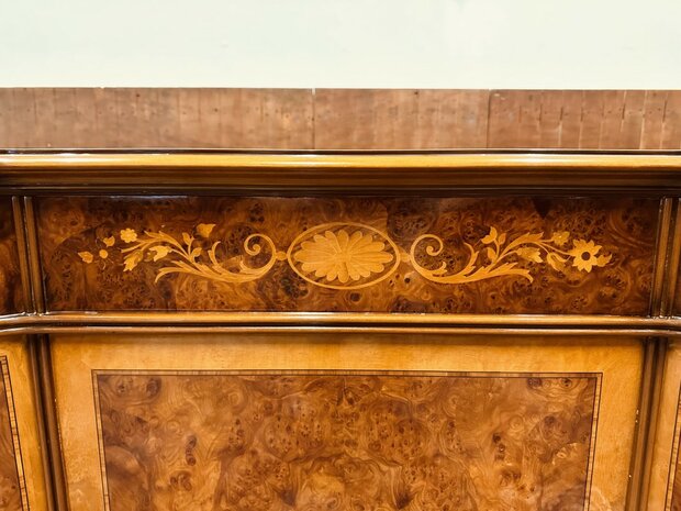Klassiek-Italiaans-Wortelhout-Bureau-met-Achterschot