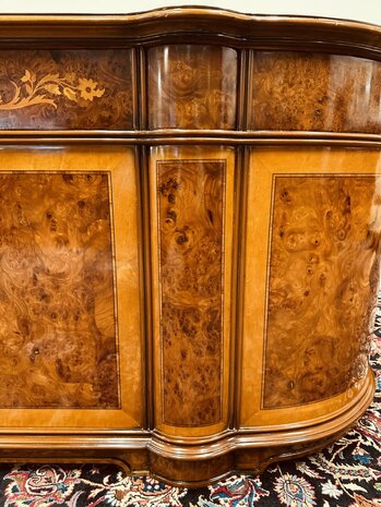 Klassiek-Italiaans-Wortelhout-Bureau-met-Achterschot
