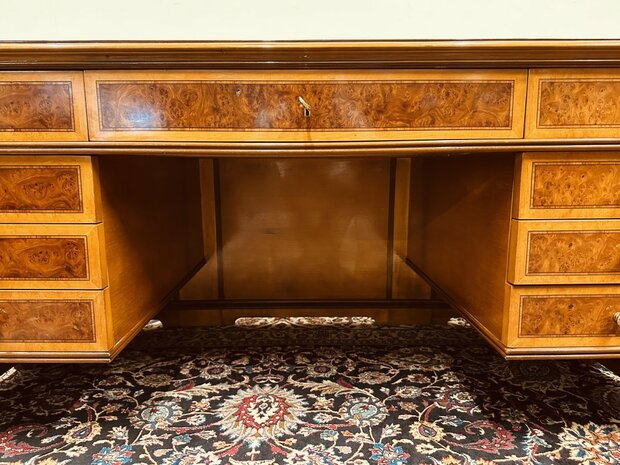 Klassiek-Italiaans-Wortelhout-Bureau-met-Achterschot