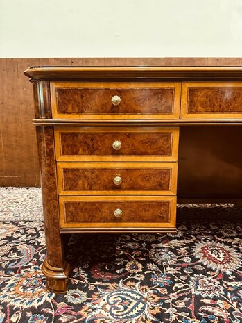 Klassiek-Italiaans-Wortelhout-Bureau-met-Achterschot