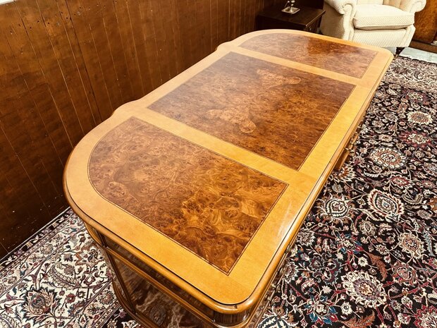 Klassiek-Italiaans-Wortelhout-Bureau-met-Achterschot