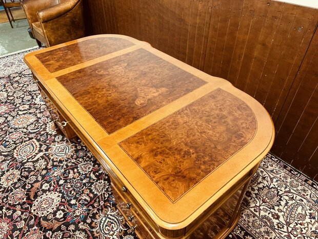 Klassiek-Italiaans-Wortelhout-Bureau-met-Achterschot